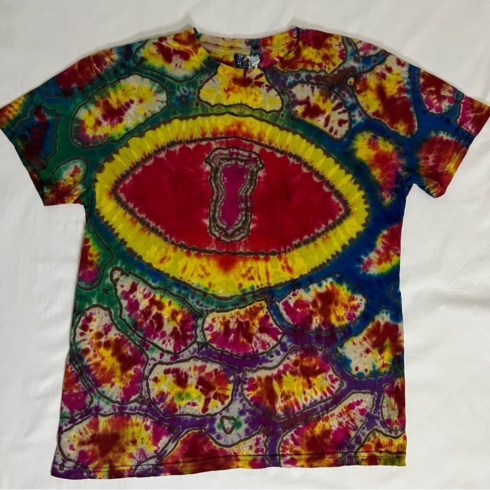 Women’s Divided H&M, Tie dye tee with a unique eye design Size Medium